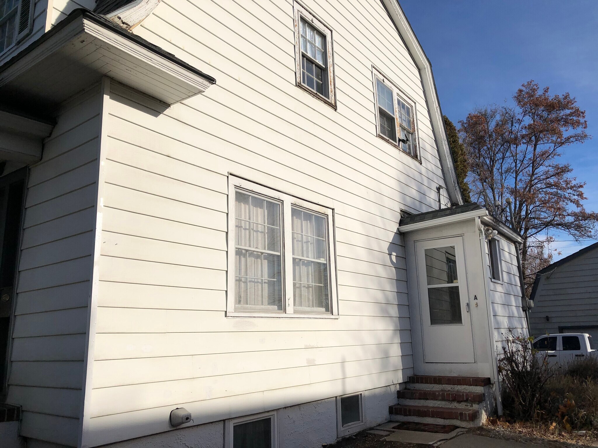 Building Photo - 207 S 16th Ave