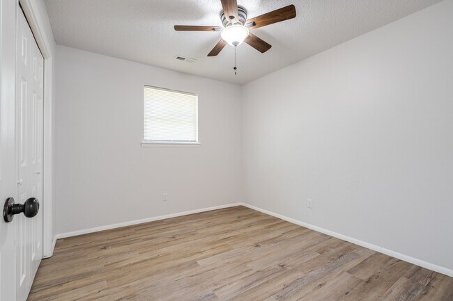 Building Photo - 4713 Newport Dr