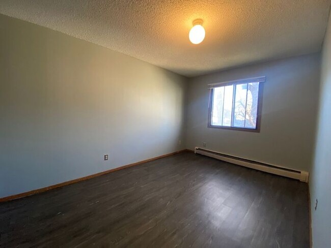 Building Photo - $1,000 | 2 Bedroom, 1 Bathroom Apartment |...