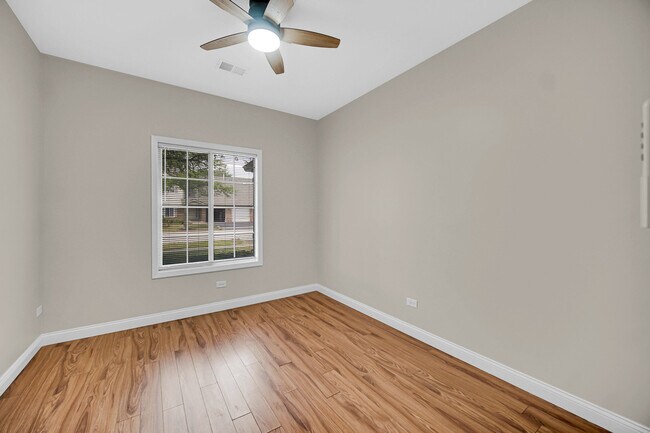 Building Photo - 1661 Commodore Ct