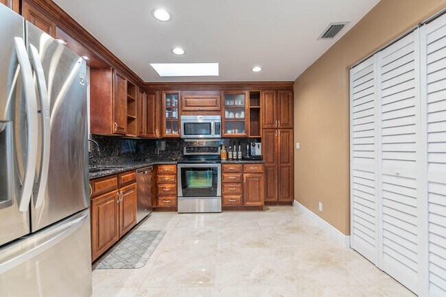 Building Photo - 5290 Pine Tree Dr