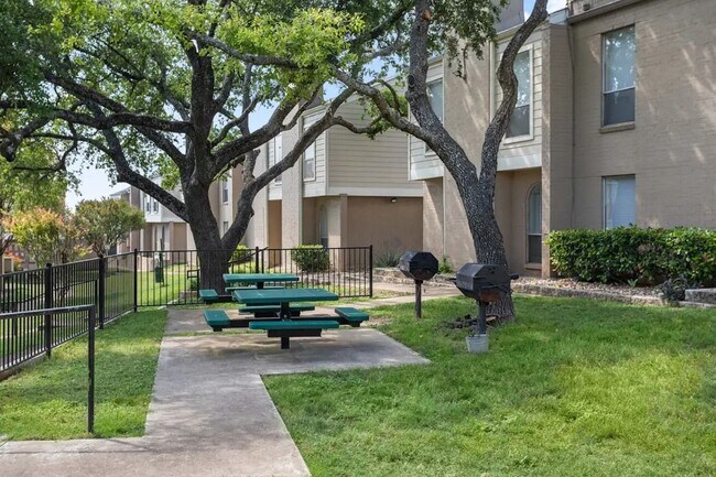 Building Photo - 7581 Chevy Chase Dr