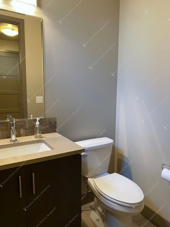 Building Photo - Designer-Finished Townhome Near COCC & NWX