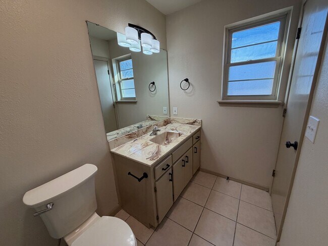 Building Photo - 3/2/2 on culdesac, close to park!