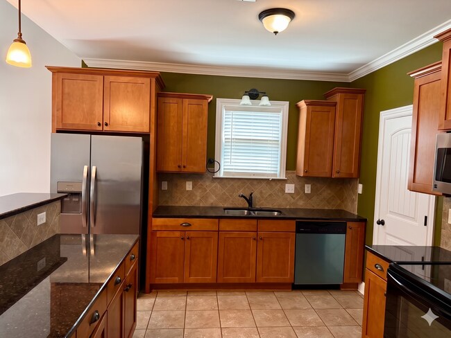 Building Photo - 4BR home close to downtown Watkinsville