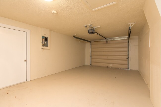 Building Photo - Exceptional 3/2/1 In Port Richey