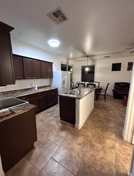 Building Photo - 5117 S 15th Pl