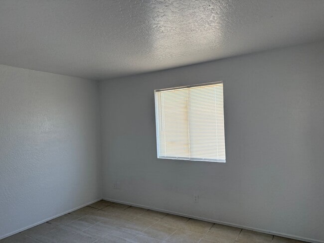Building Photo - 2 Bedroom Phx. Condo