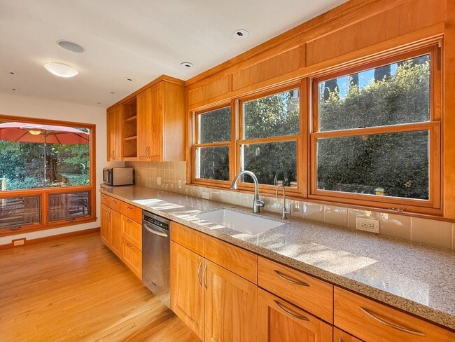 Building Photo - 335 Claremont Way