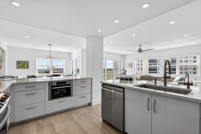 Building Photo - 1000 Lowry St