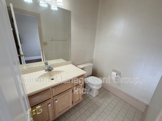 Building Photo - 2405 Twin Creek Ct SW