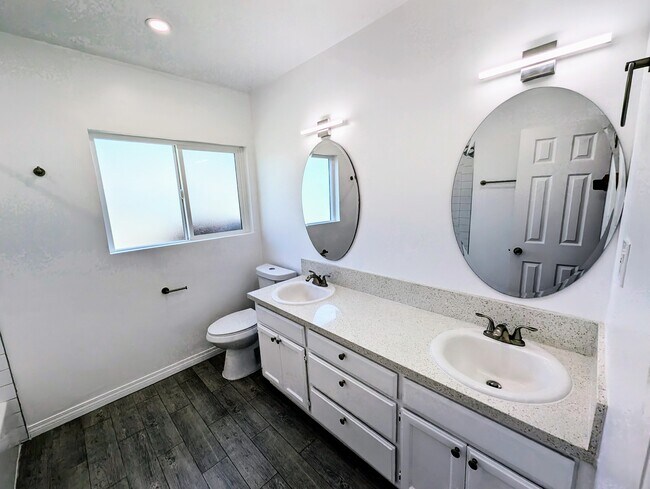 Building Photo - 2125 Carmona Ave