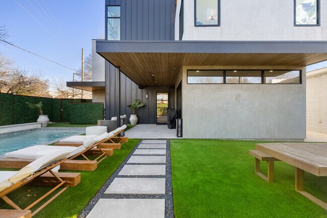 Building Photo - 1304 Comal St