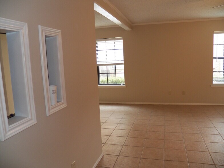 Open living dining combo area with large windows and lots of privacy - 400 W South Town Dr