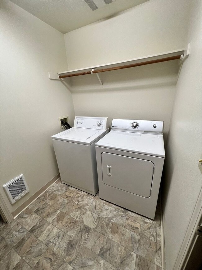 Building Photo - Three Bedroom House on Bend's West Side with RV Parking