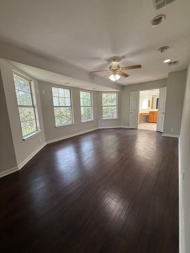 Building Photo - NEW ON MARKET