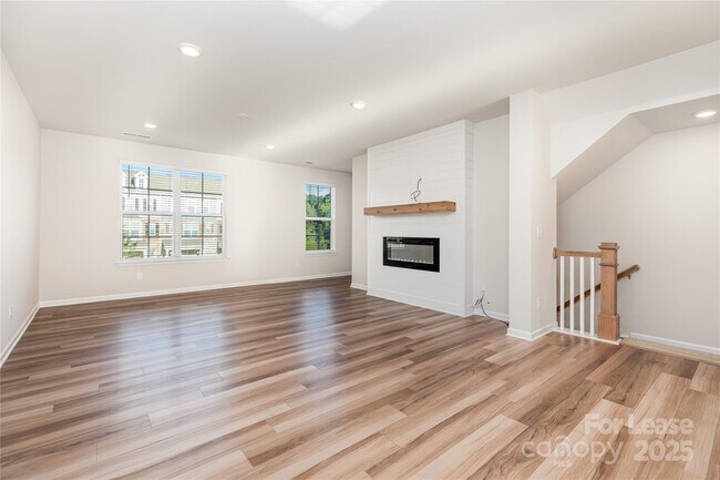 Building Photo - 10114 Hemingway Pl