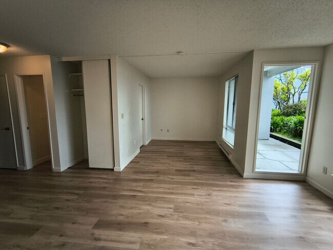 Building Photo - BEAUTIFUL STUDIO AVAILABLE AT WATERGATE COMMUNITY IN EMERYVILLE!!!
