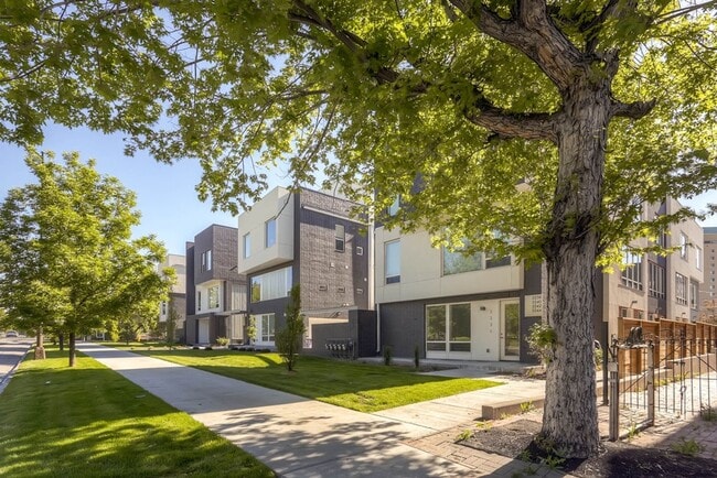 Building Photo - City View Haven: Modern 2-Bed Townhome in ...