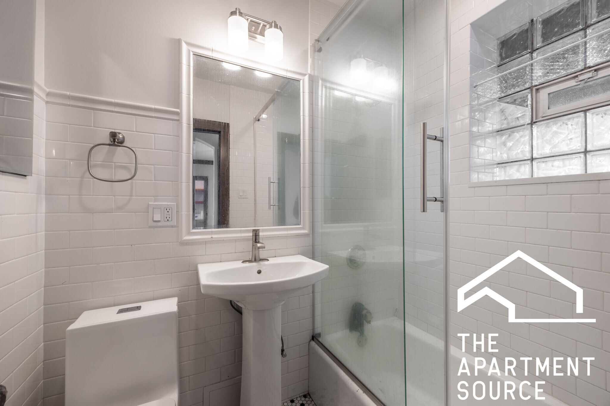 Building Photo - 2626 W Devon Ave