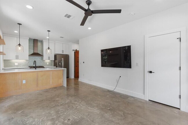 Building Photo - 913 Mansell Ave