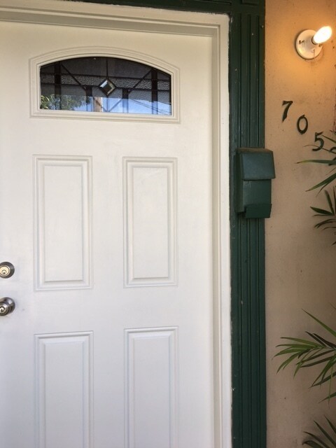 Building Photo - 1st Month's Free. Charming 1-Bedroom Home ...