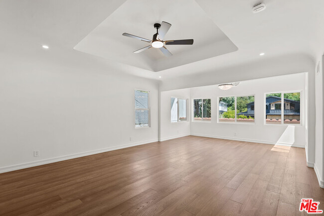 Building Photo - 1527 N Beverly Dr