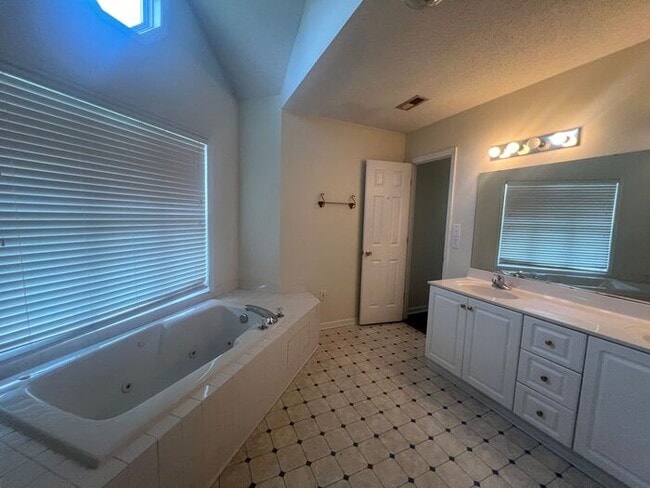 Building Photo - Breezewood Condo, 2 Brd/2bath, center of W...