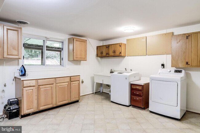 Building Photo - 5225 Old Dominion Dr