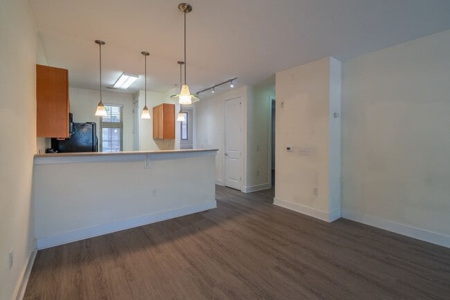 Building Photo - Wonderful 2bd/2bth uptown condo! lots of space in a beautiful building