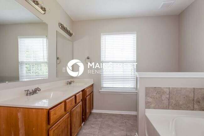 Building Photo - 4 Bedroom Pet-Friendly Home in Charlotte, NC with Main Street Renewal