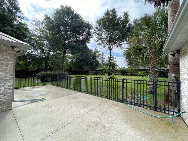 Building Photo - 205 Wedgewood Ln