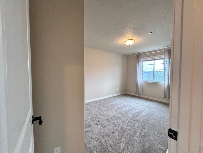 Building Photo - Incredibly Large 4 Bed 2.5 Bath Charmer!