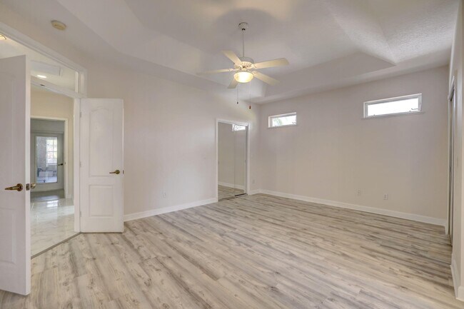 Building Photo - 8028 Plantation Lakes Dr
