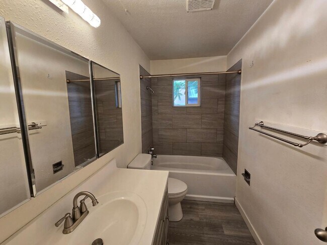 Building Photo - 474 Royal Ann Way