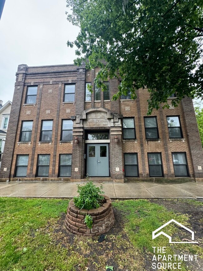 Building Photo - 1856 N Sawyer Ave