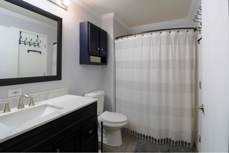 Building Photo - 2080 Oakcrest Cir