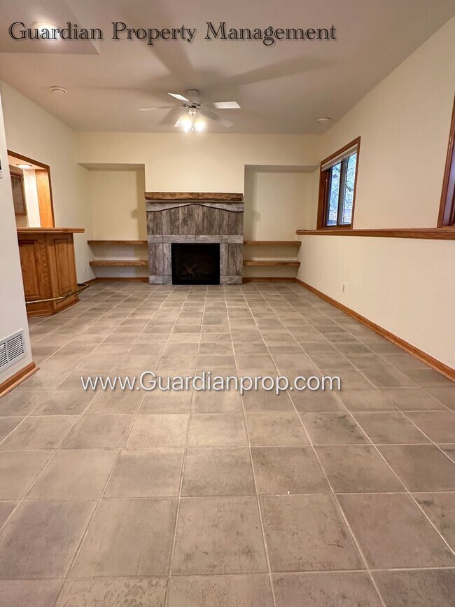 Building Photo - Well Maintained Prior Lake SFH, Large Deck, Fireplace, 2 Car Attached Garage