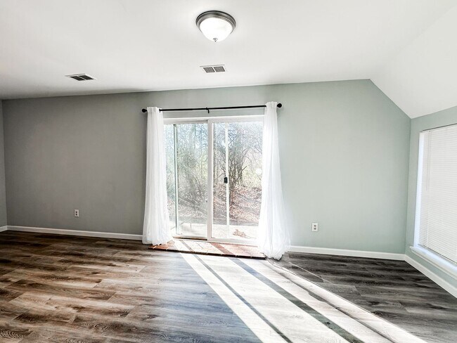 Building Photo - Renovated townhome in Great Alpharetta location