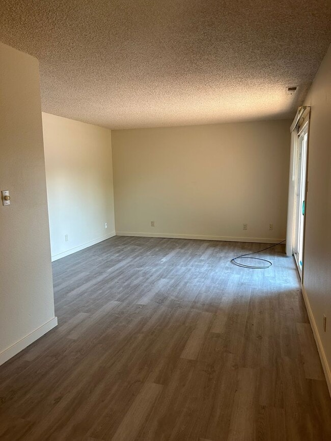 Building Photo - 400 N Saliman Rd