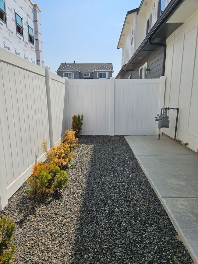 Building Photo - Row Home with 1 car garage 2 bed, 2.5 bath