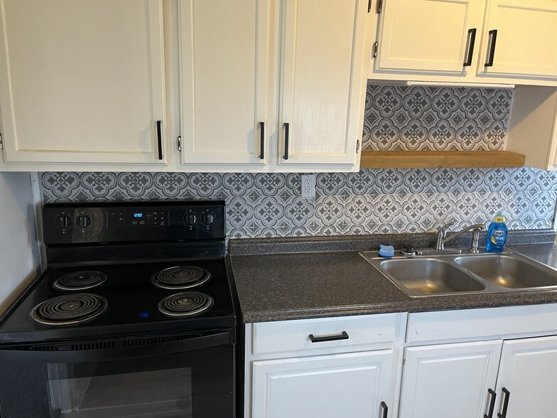 Kitchen - 1317 Washington Ave