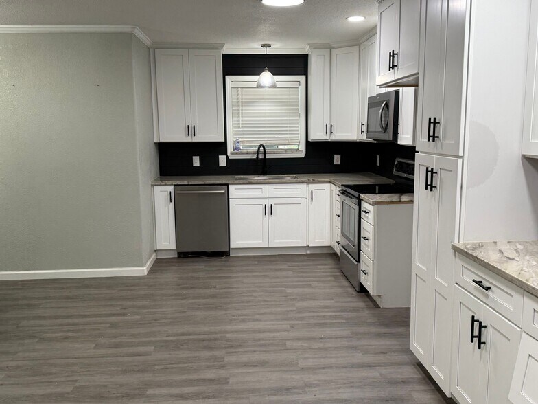 Building Photo - 4121 Willowoak Dr