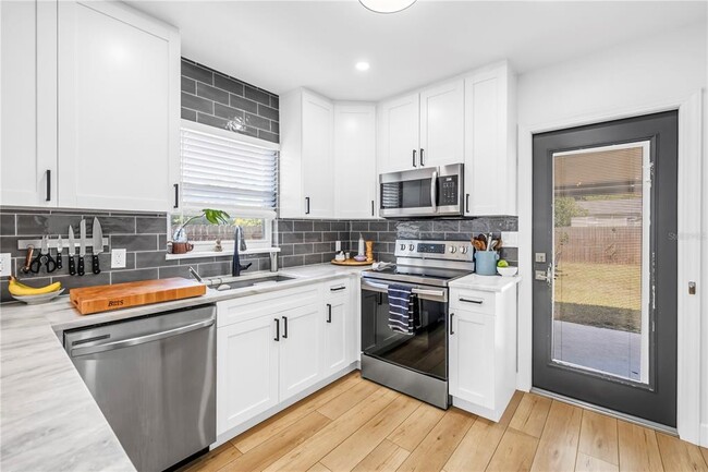 Building Photo - 2621 17th Ave N