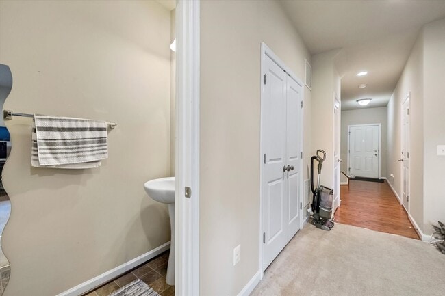 Building Photo - 3-Level Townhome in Woodstream!