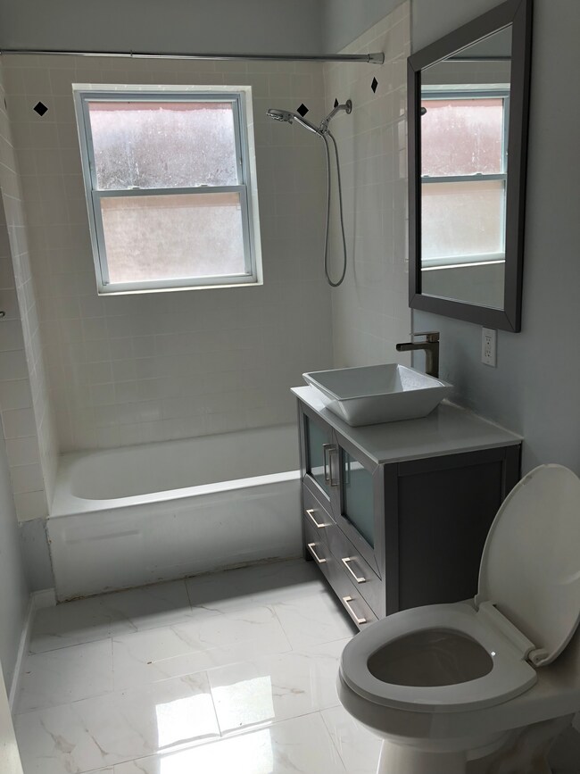 Bathroom - 401 W Saulnier St