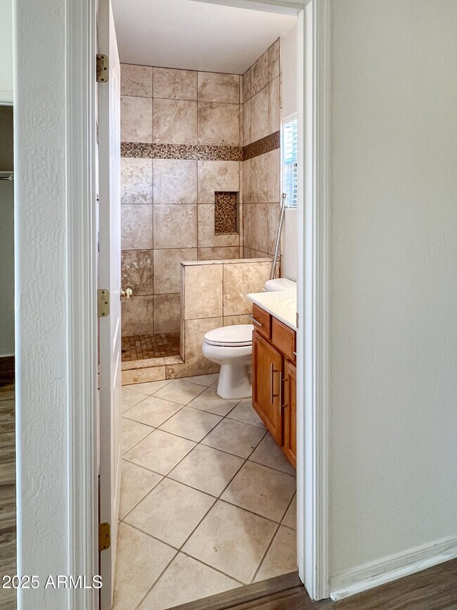 Building Photo - 1015 S Val Vista Dr