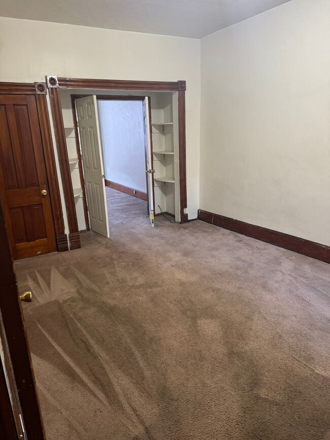 Building Photo - 4 bedroom, 1 bath, half double