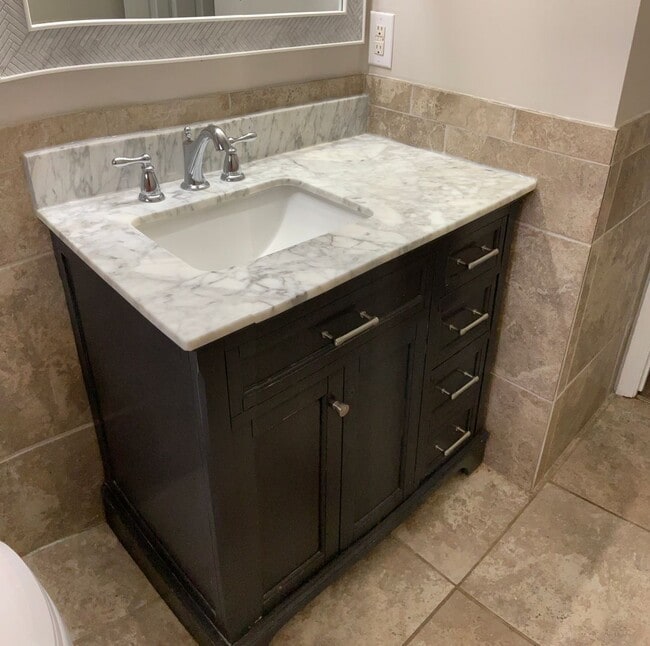 Building Photo - 2 Bedroom Brick Duplex in Prime Location with Full Renovation