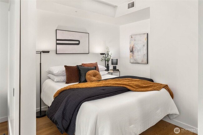 Building Photo - Downtown Luxury 1BR Condo with Sweeping Vi...